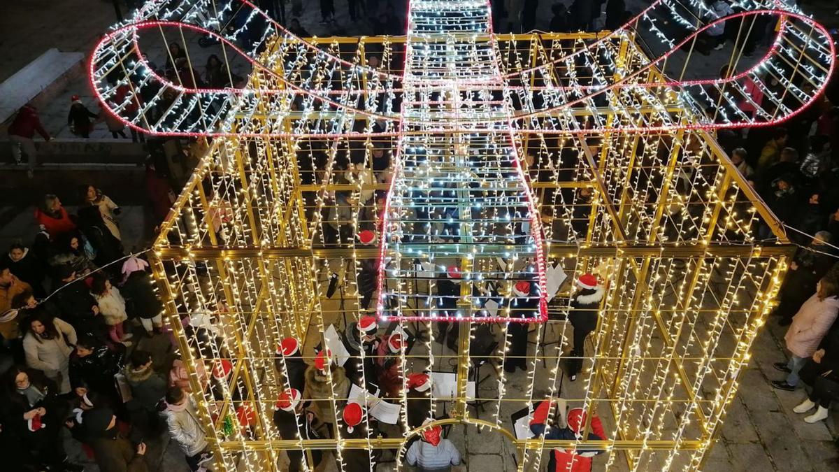 Caja de regalo que iluminará estas navidades la Plaza Mayor de Toro. | M. J. C.