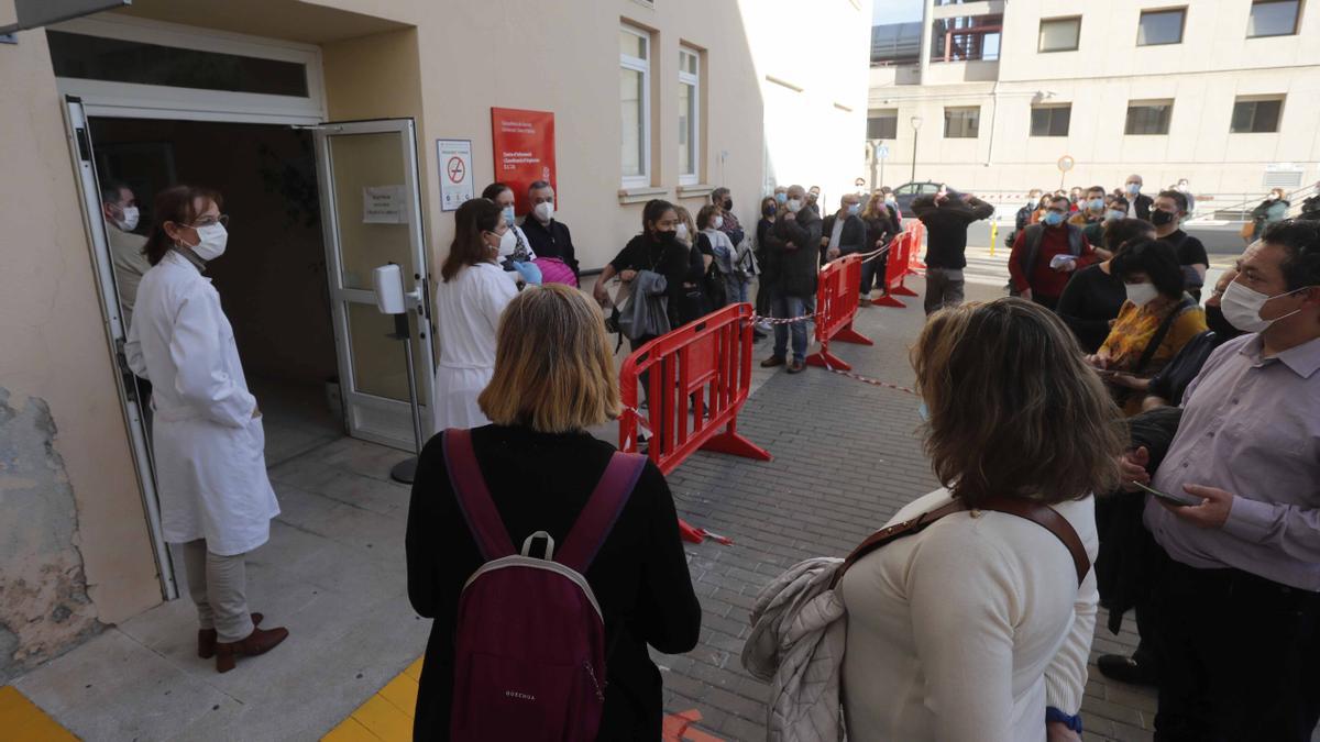 Punto de vacunación con militares en el Hospital doctor Peset Aleixandre