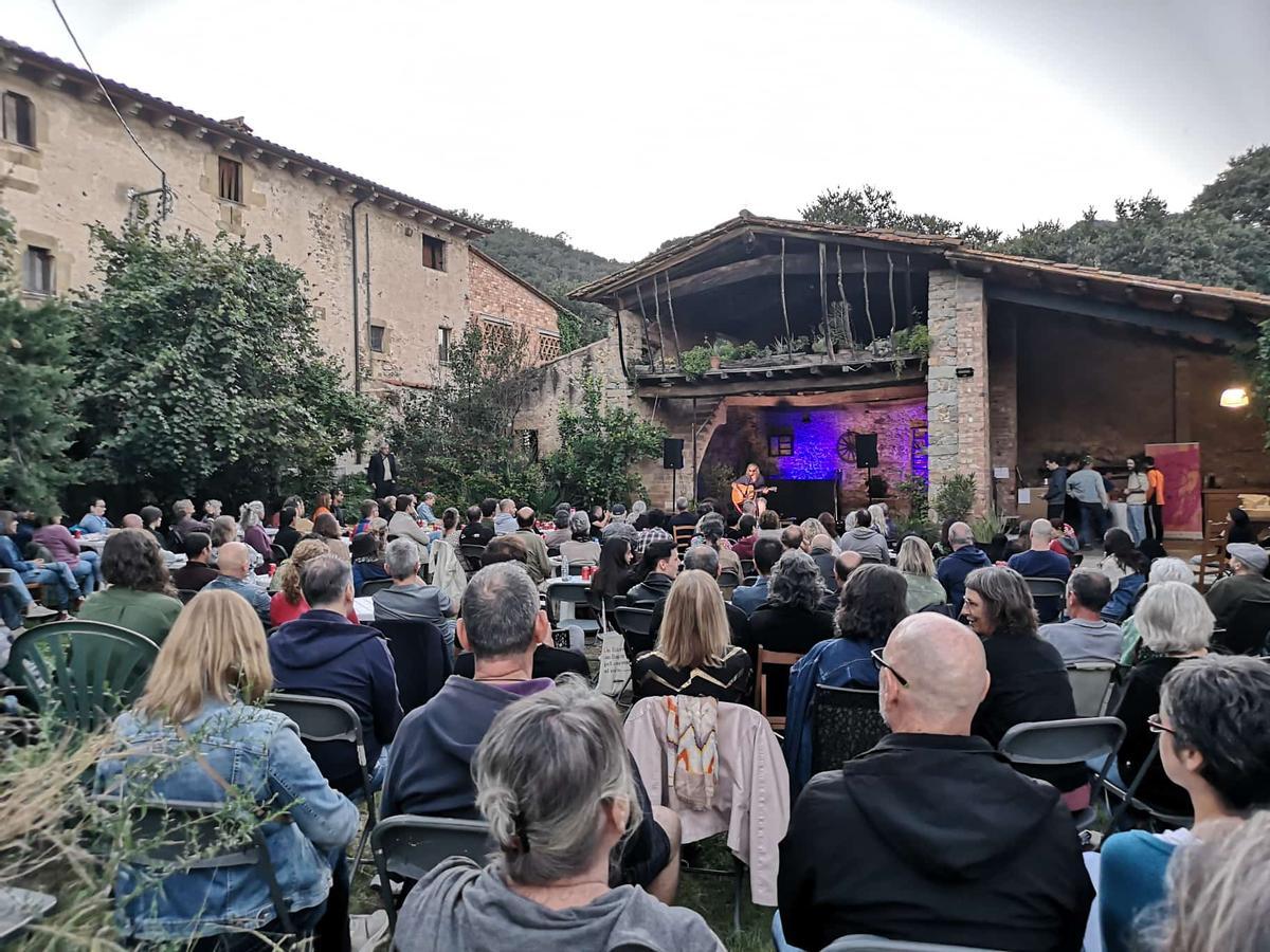 Adrià Puntí actuant dins el cicle BocaOrella a La Cellera de Ter el 2024.