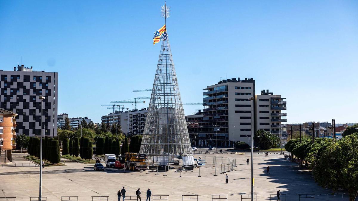 Badalona ya tiene el árbol de Navidad más alto de España