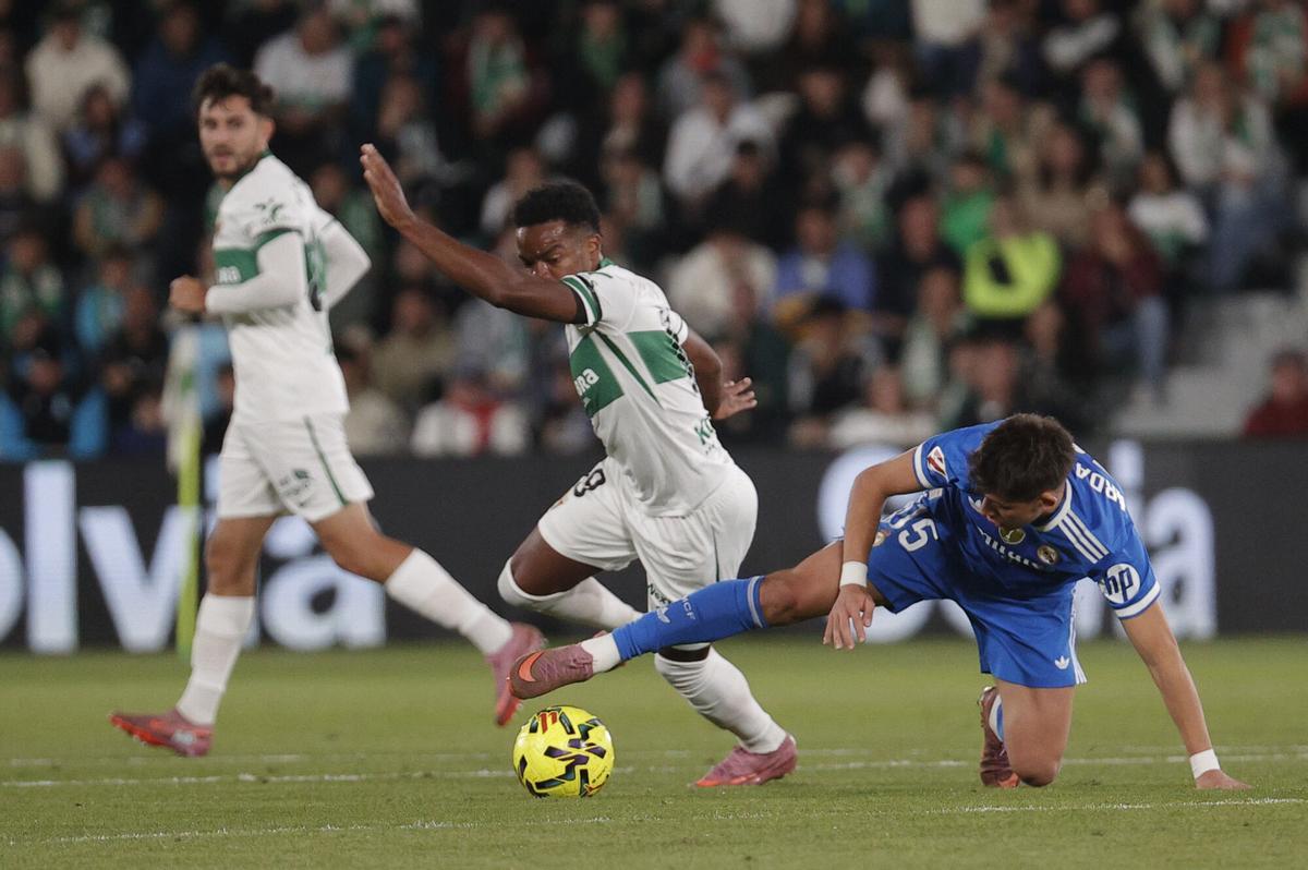 El centrocampista turco del Real Madrid Arda Guler (d) pelea un balón con el centrocampista inglés del Elche C.F Grady Diangana durante el partido de LaLiga, este domingo en el estadio Martínez Valero. EFE / Manuel Bruque. (Elche) (Real Madrid)