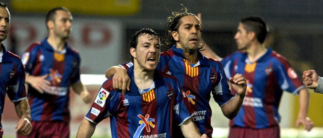 Rubén Suárez celebra el gol que anotó en enero de 2009.