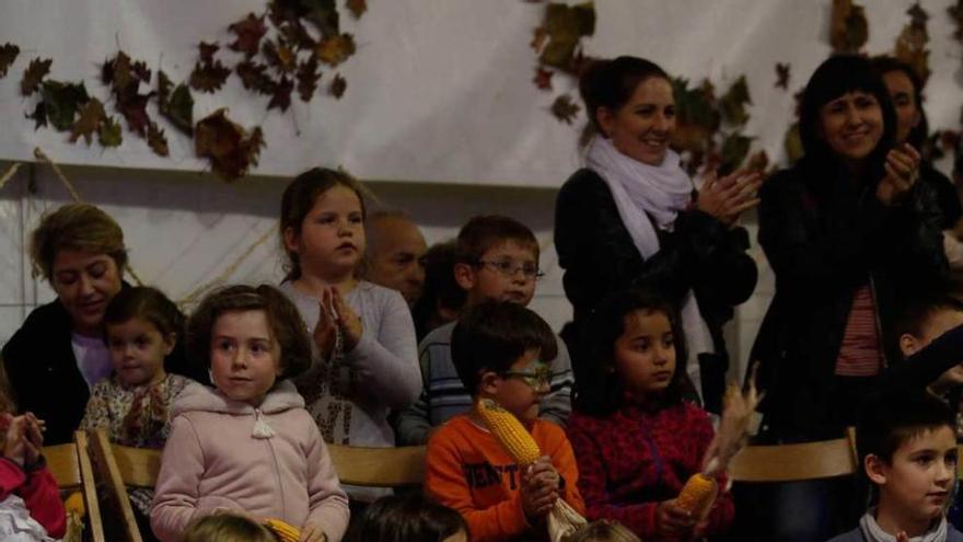 Niños en la esfoyaza organizada ayer en la Seronda.