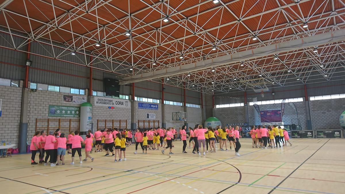 Grupo de mujeres participantes en la edición anterior celebrada en el pabellón de deportes en 2022.