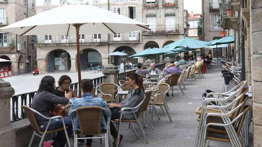 Terrazas de cafeterías en la Plaza Mayor de Ourense, unas de las que permanecen todo el año.