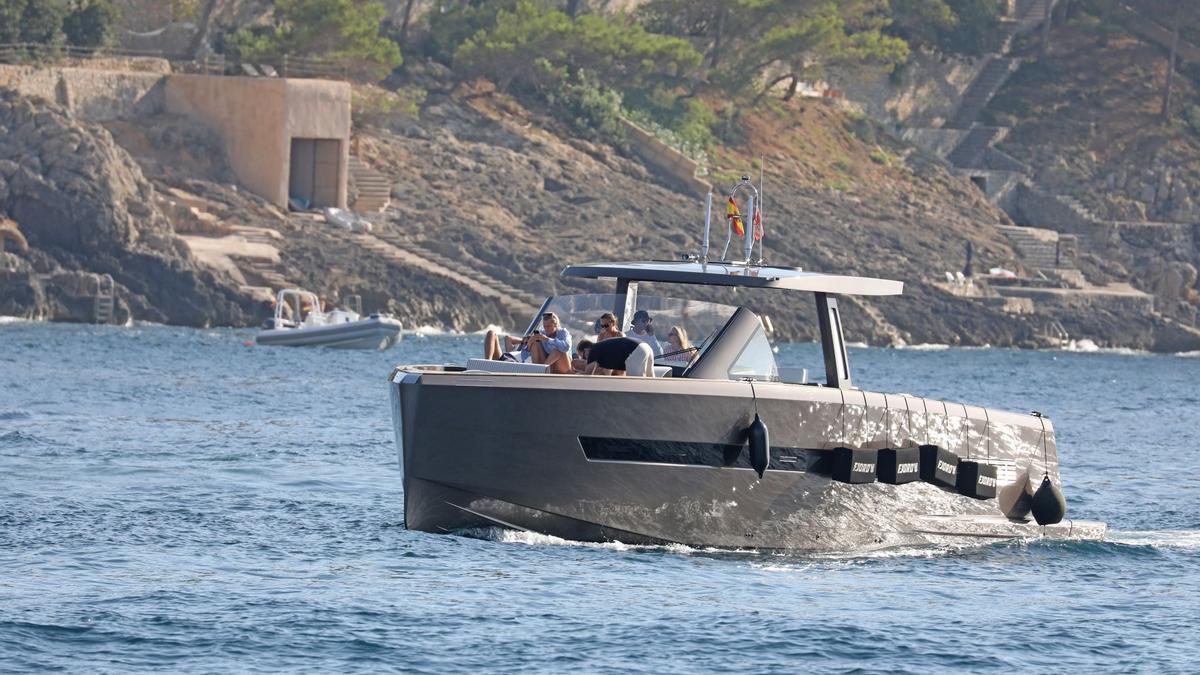 Mick Schumacher gemeinsam mit Freunden auf seiner Yacht vor Mallorca.