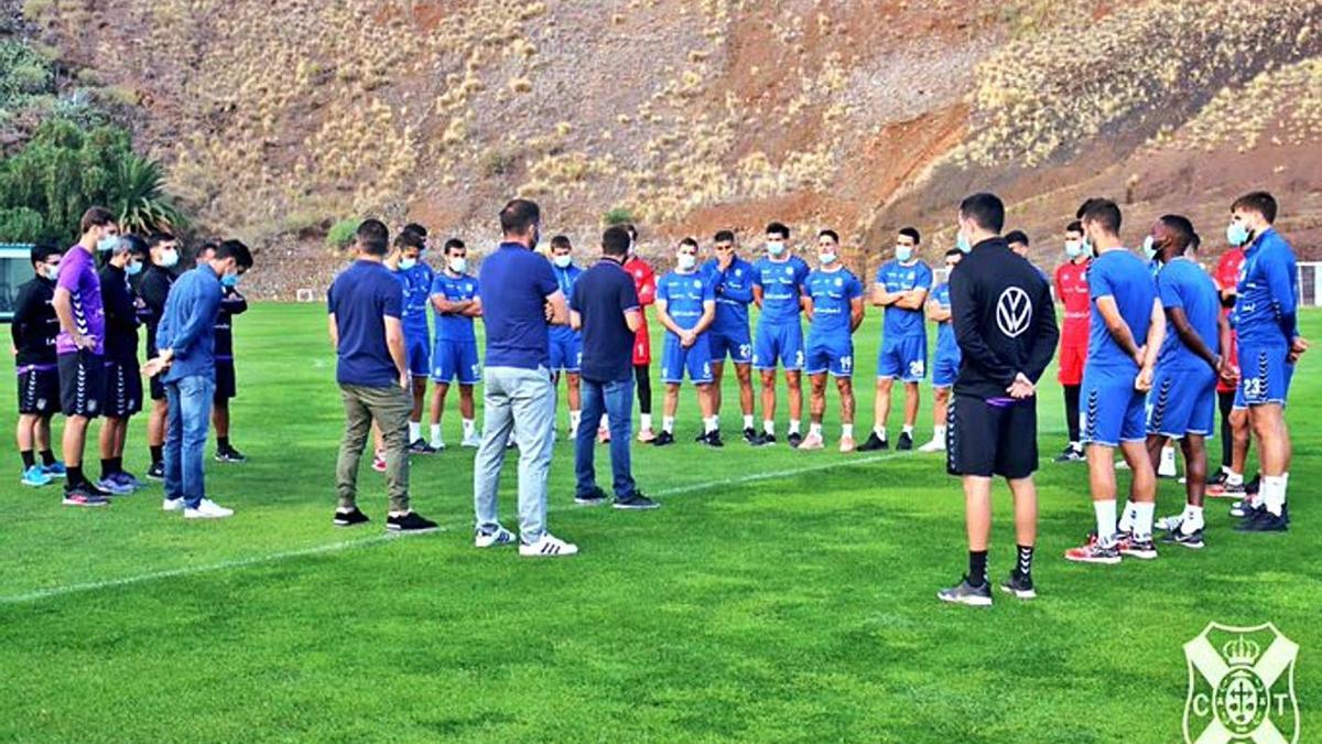 Fran Fernández, durante su despedida de la plantilla ayer antes del entrenamiento en El Mundialito. | | CDT