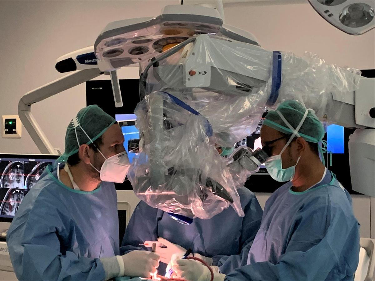 El equipo de Neurocirugía del Hospital Quirónsalud Córdoba-IENSA