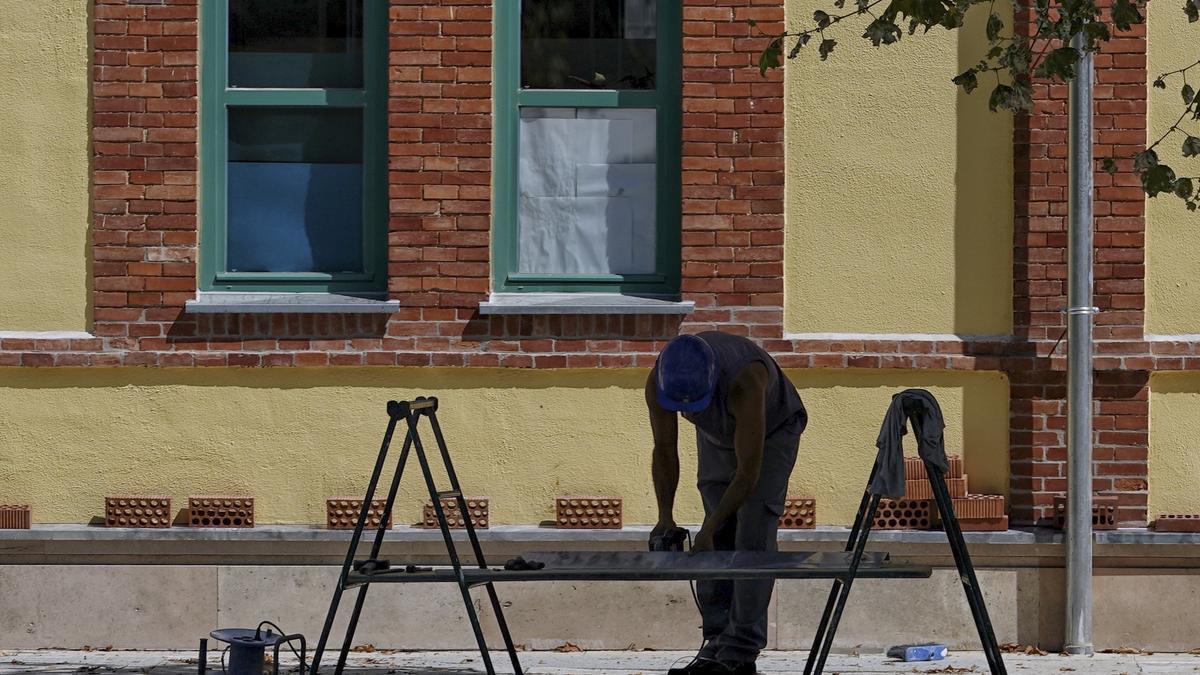 Un obrero de la construcción trabaja en la obra de una vivienda.