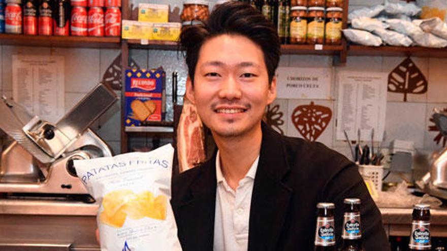 El estudiante de Ingeniería Informática Don Hyun Park, con patatas Bonilla y Estrella Galicia.