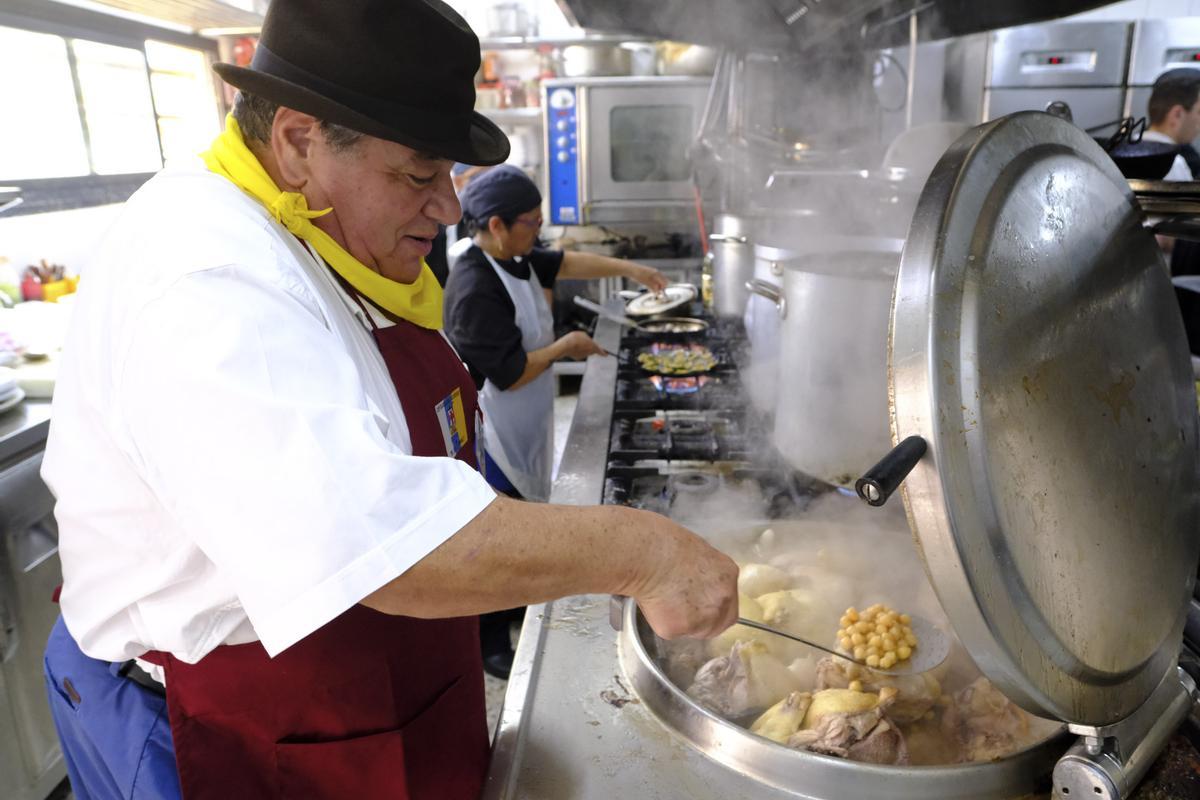 El cocinero y propietario del restaurante El Padrino, Humberto, cocina el famoso puchero