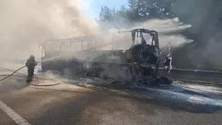 Cortada la autovía AG-53 entre Piñor y Cea por el incendio de un autobús con 63 viajeros de Valladolid