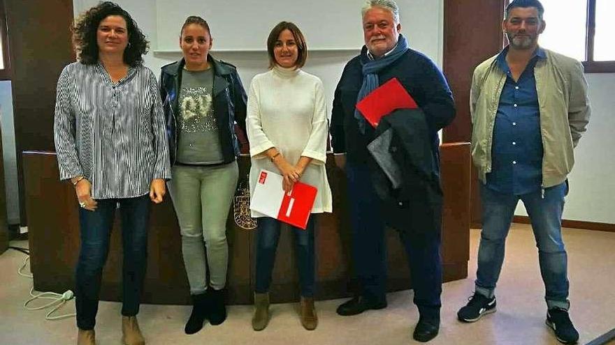 Los portavoces del PSOE en la comarca con la parlametaria María Pierres, ayer, en Marín. // S.A.