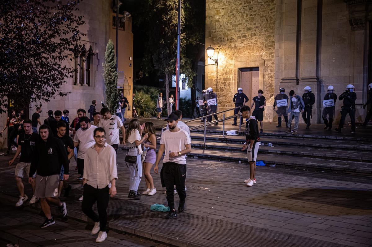 Desalojo de la plaza de Sarrià, durante las fiestas del barrio de 2021