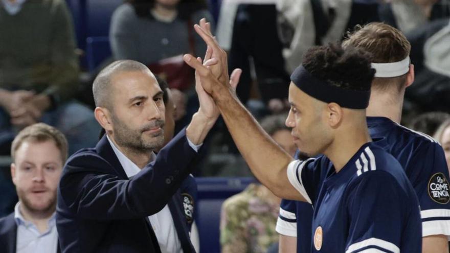 Javi Rodríguez y Marques Townes chocan manos antes un partido del Alimerka Oviedo Baloncesto en el Palacio de los Deportes.