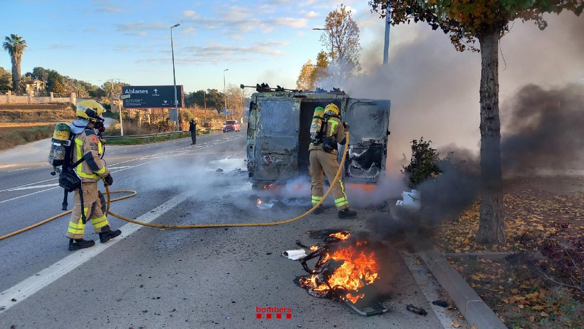 Les imatges de l'incendi d'una furgoneta a Blanes