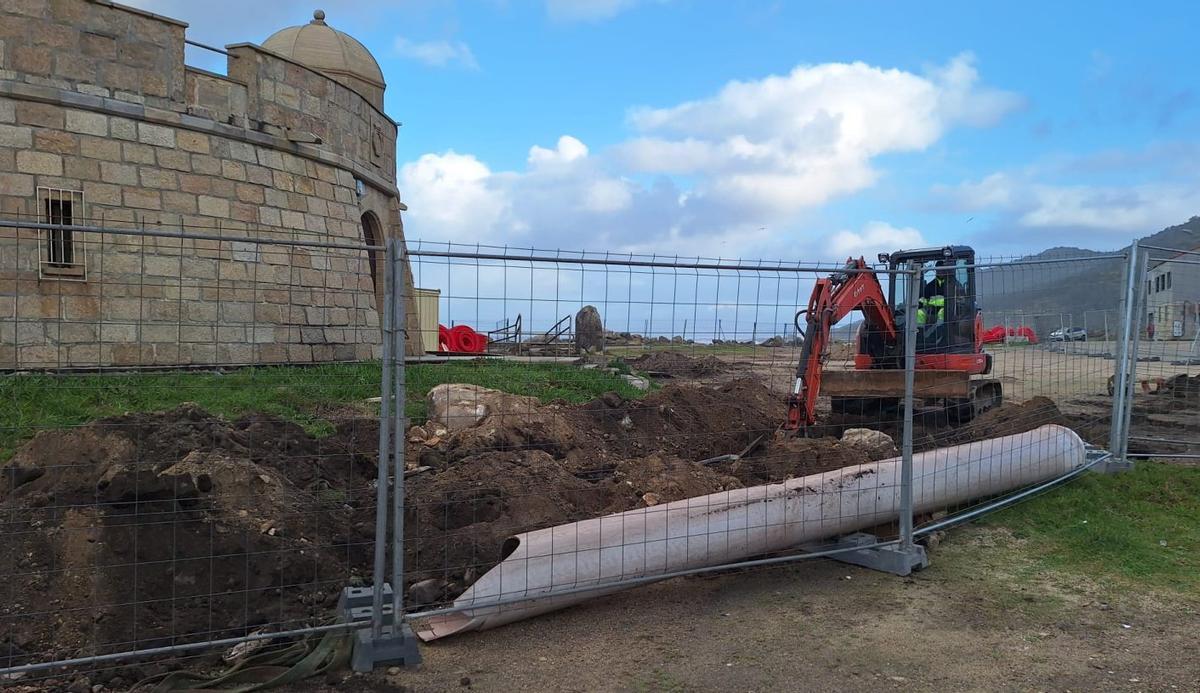 Obras en el entorno de la fortaleza de la Atalaia y la infografía que recrea la futura área de autocaravanas. | FDV