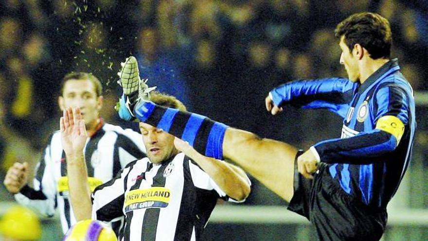 Del Piero (Juventus) sufre una entrada de Zanetti.