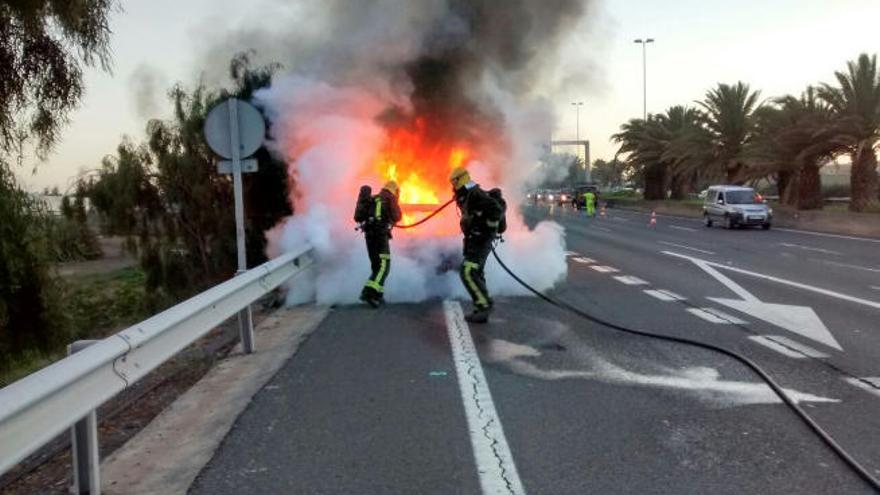 Arde un coche en la carretera del Sur