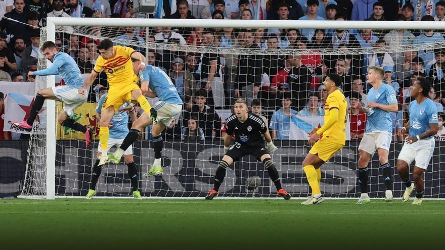 Los jugadores celestes defienden un córner en el duelo del pasado sábado contra el Barça en Balaídos.