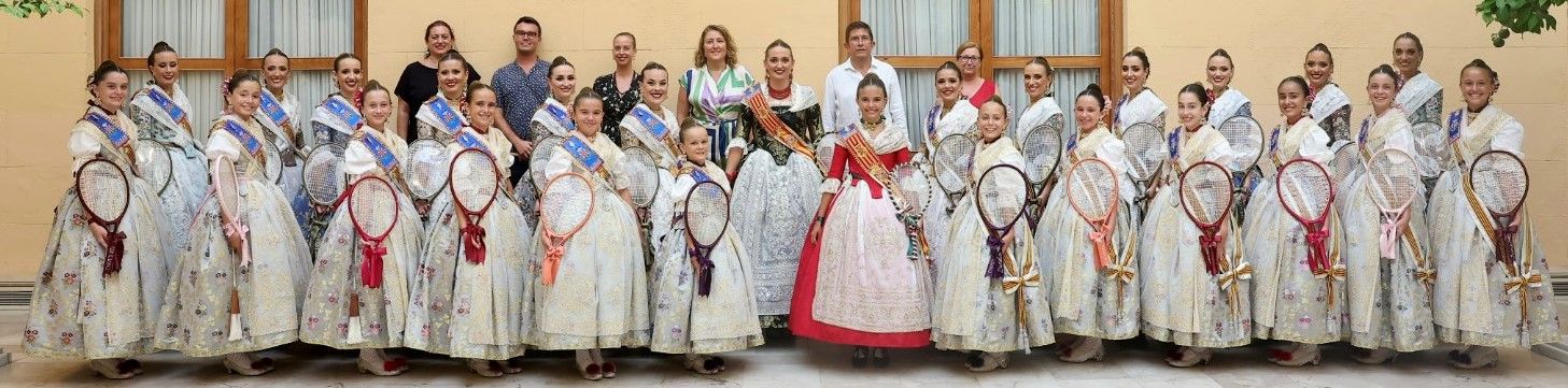 La Batalla de Flores reúne a las falleras de 2022 y 2023