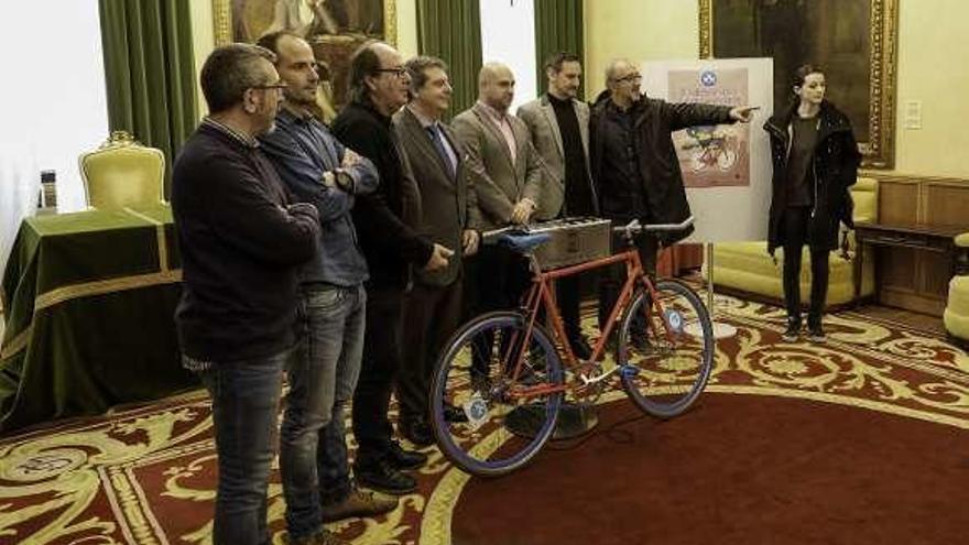 Foto de familia antes de la presentación de &quot;30 días en bici&quot;.