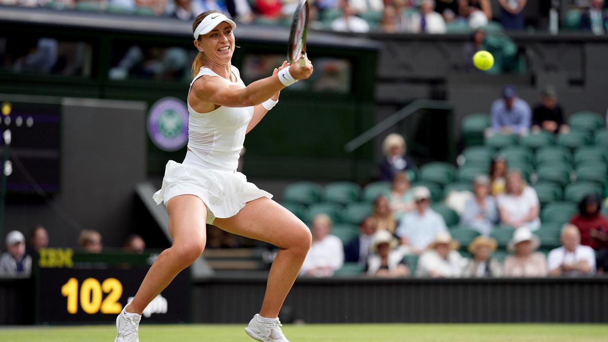 Archivo - La tenista española Paula Badosa golpea una bola durante el torneo de Wimbledon de 20222