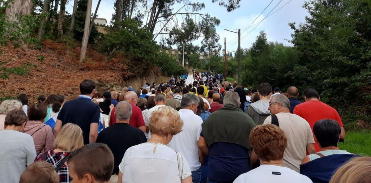 Procesión en Valadares siguiendo a la virgen del Alba. |   // PEDRO DAVILA-EUROPA PRESS