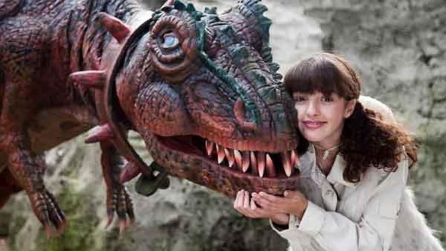 Una de las actrices del espectáculo con uno de los llamativos dinosaurios. // Pentación