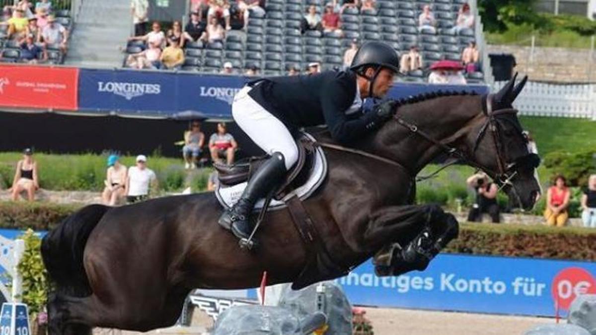 Sergio Álvarez Moya, con Álamo, el caballo de Sergio Ramos.