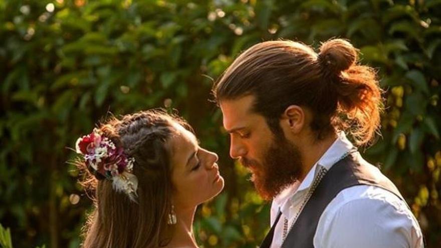 Can Yaman y Demet Özdemir de vacaciones en el Mediterráneo