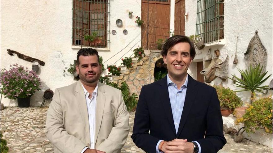 Montesinos, con Alejandro Pascual, alcalde pedáneo de Villanueva de Cauche.