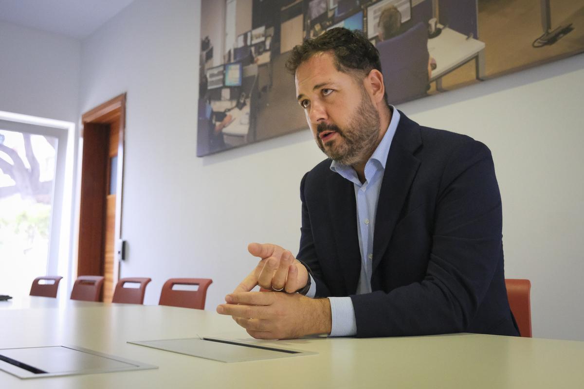 El concejal durante la entrevista.