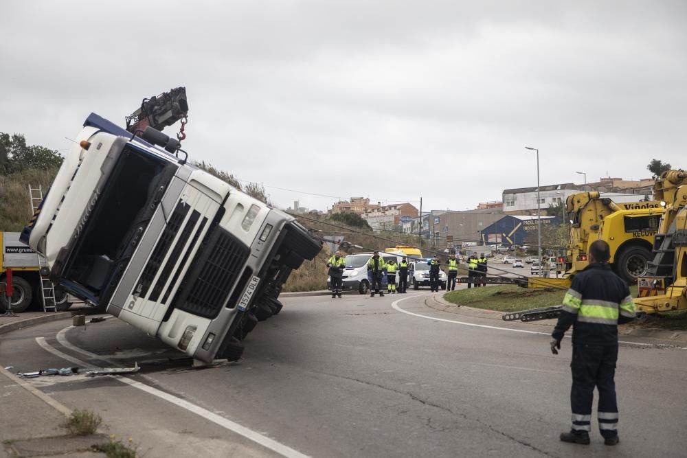 Bolca un camió i fa tallar la GI-600 a Blanes