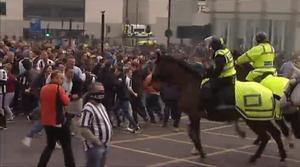 Policies a cavall van intentar mantenir l’ordre.