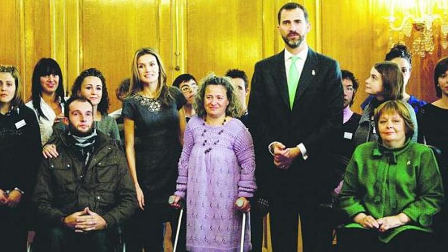 Representantes de la asociación de discapacitados Aspaym, en Asturias, ayer, con los Príncipes. A la derecha de don Felipe, Inés González.