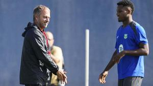 Hansi Flick en el entreno con Ansu Fati