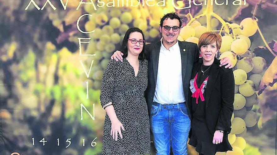 Tomás del Bien, junto a Beatriz Fernández (derecha) y Judith Fernández, en la asamblea de Acevin