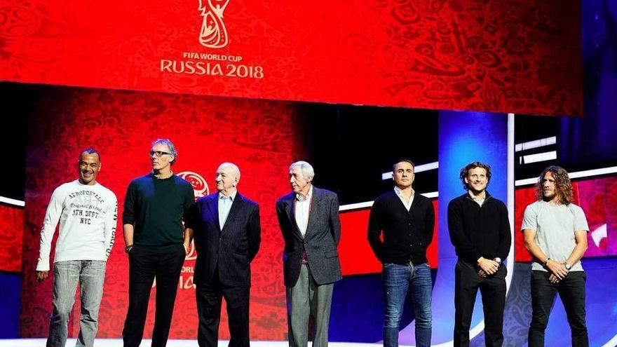 Cafú, Blanc, Nikita Simonyan, Gordon Banks, Cannavaro, Forlán y Puyol, en el ensayo del sorteo. // Efe