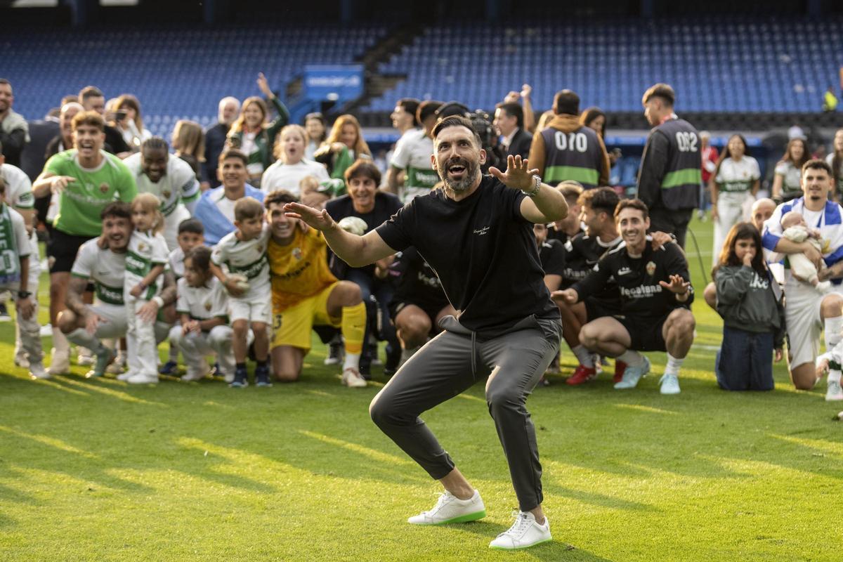 Sarabia, con los futbolistas y técnicos detrás, durante la celebración del ascenso