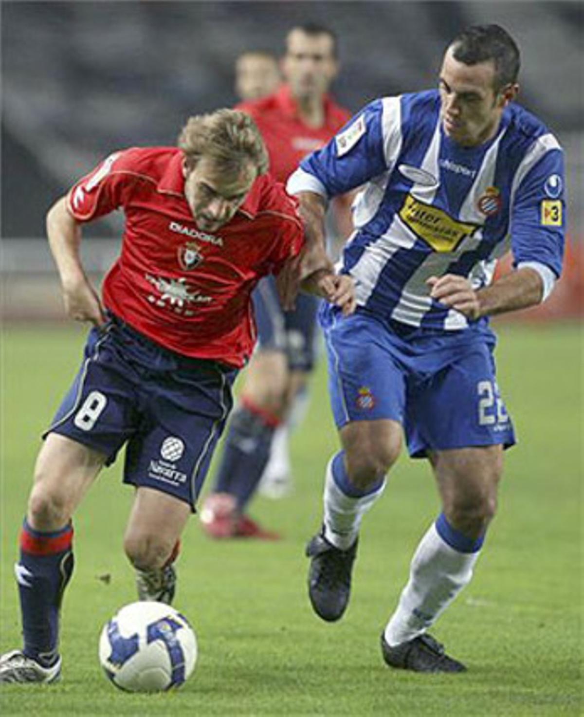 El centrecampista del RCD Espanyol Moisés Hurtado i el centrecampista de l’Osasuna Héctor Font lluiten per la pilota.