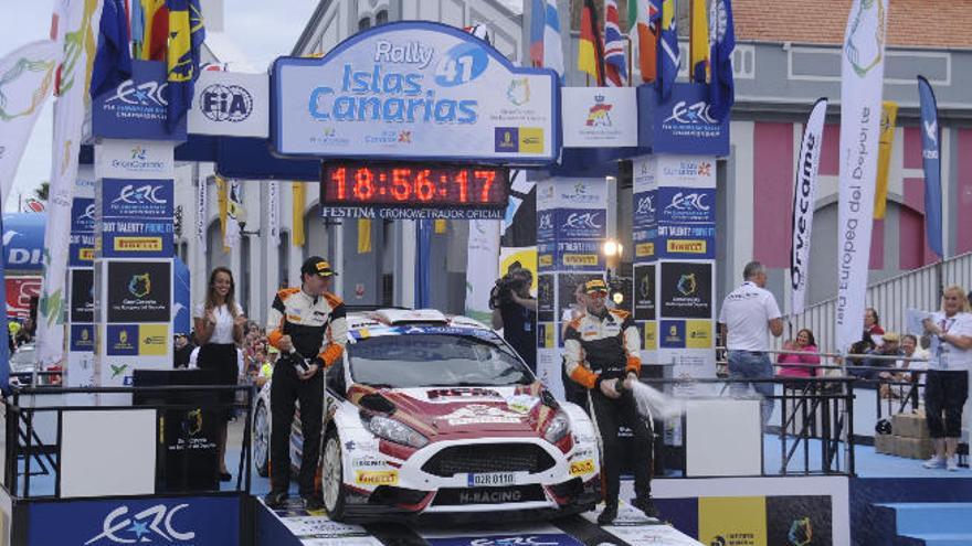 Alexey Lukyanuk y Alexey Arnautov celebran la victoria en la pasada edición de la prueba europea.