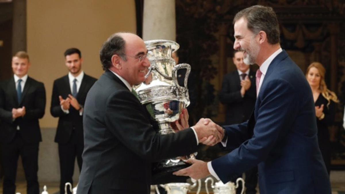 El rey Felipe VI entrega la Copa Stadium a Ignacio Galán, presidente de Iberdrola.