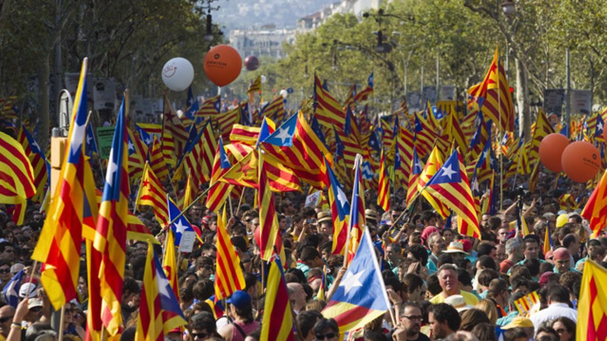 'Senyeres' y 'estelades' en la histórica manifestación de la Diada del 2012.