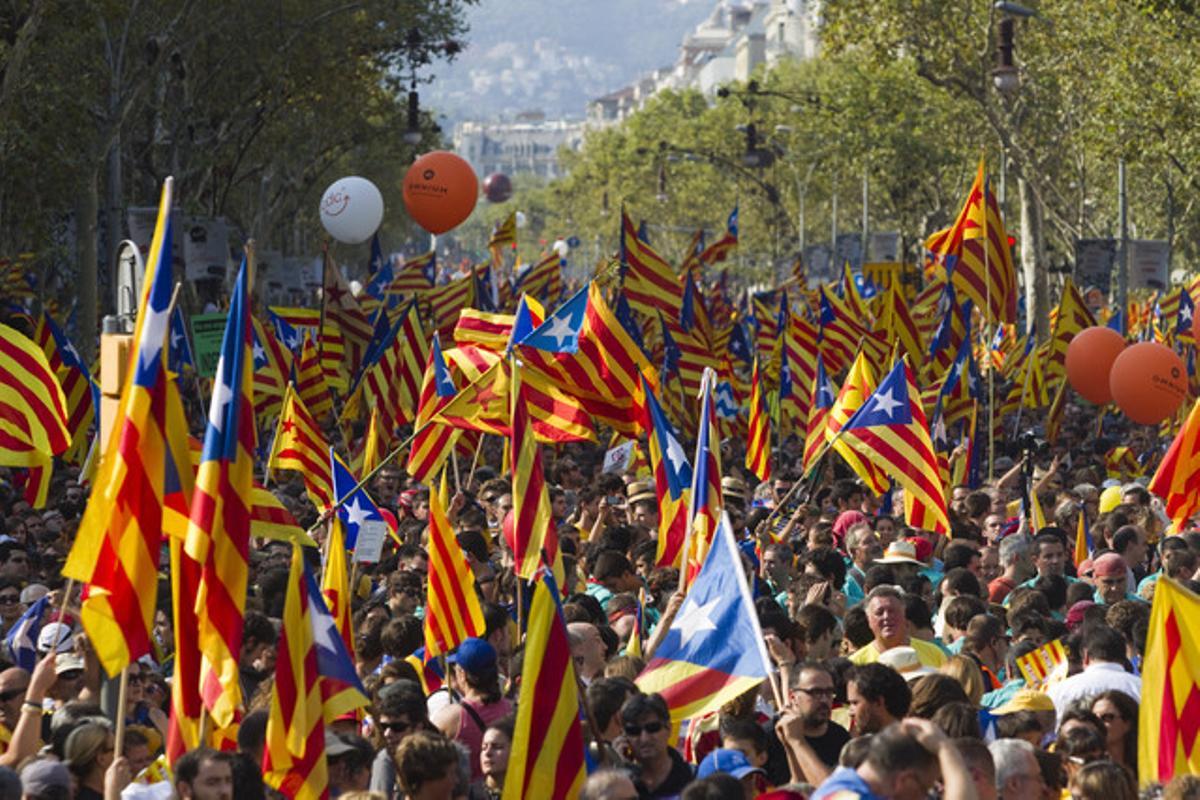 Senyeres y estelades en la histórica manifestación de la Diada del 2012.