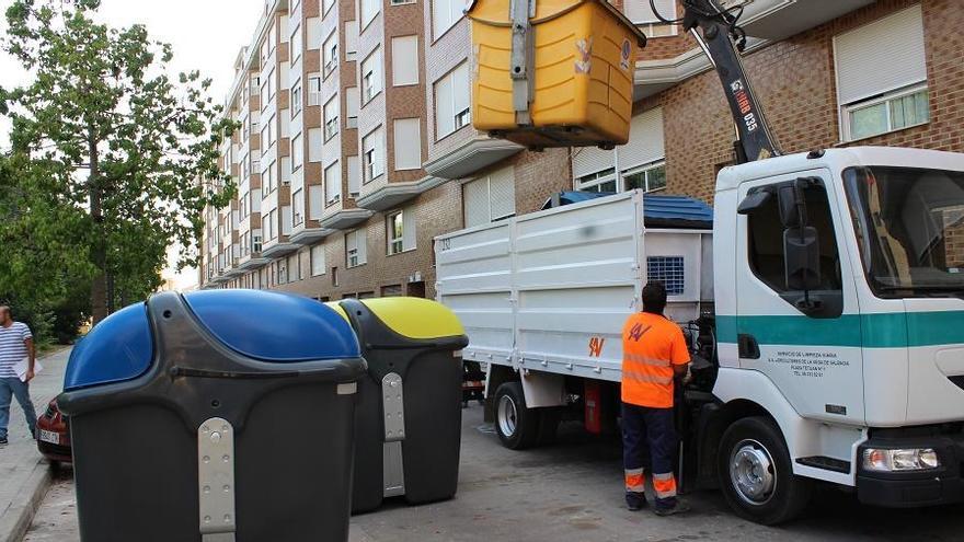 Un camión recoge los residuos de los contenedores de Sueca, en una imagen de archivo.