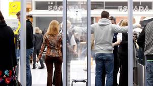 MADRID 09-09-2021 FOTOGRAFIA DE ARCHIVO  Pasajeros pasan el escáner de seguridad del aeropuerto de Munich el 18-11-2020 REUTERS/Michaela Rehle.