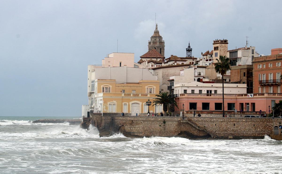 Onades picant al final de la platja de Sant Sebastià de Sitges