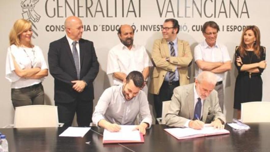 Firma del convenio, ayer.