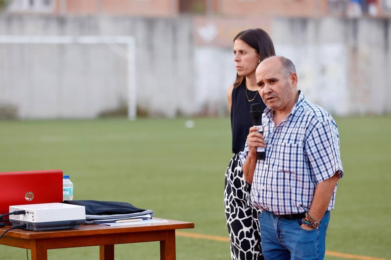 Las Palmeras homenajea a catorce estudiantes